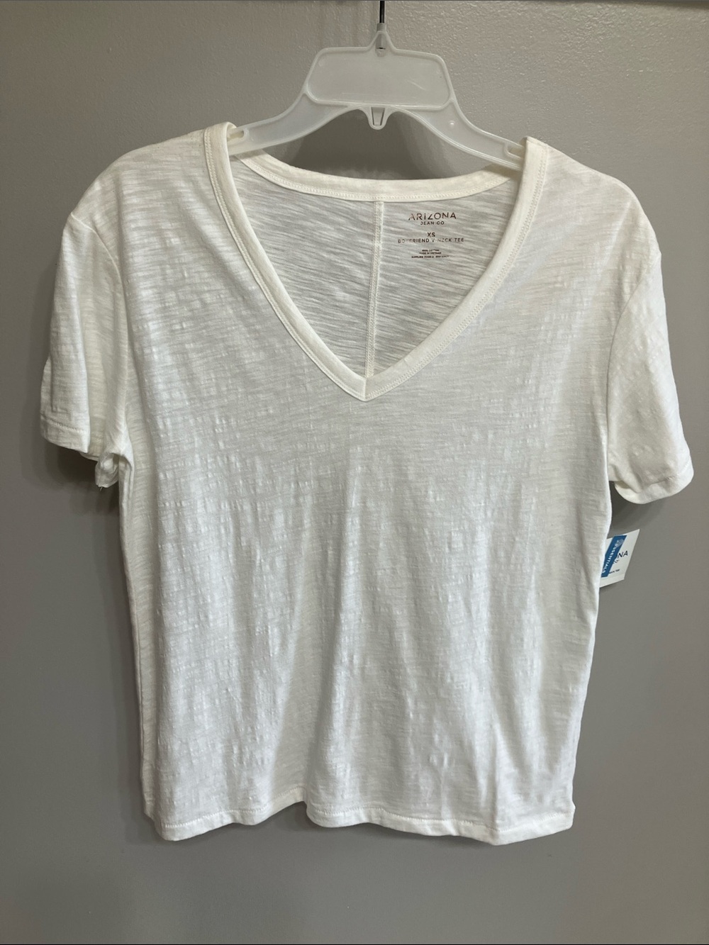 Arizona Jean Company White V-Neck Short Sleeve Tee